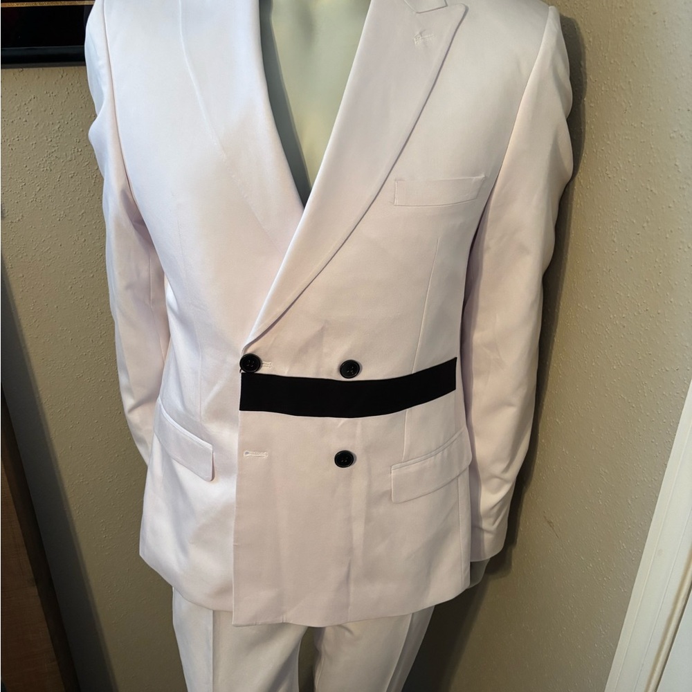 BNWT Boohoo Mens Black and White Suits Timeless Elegance